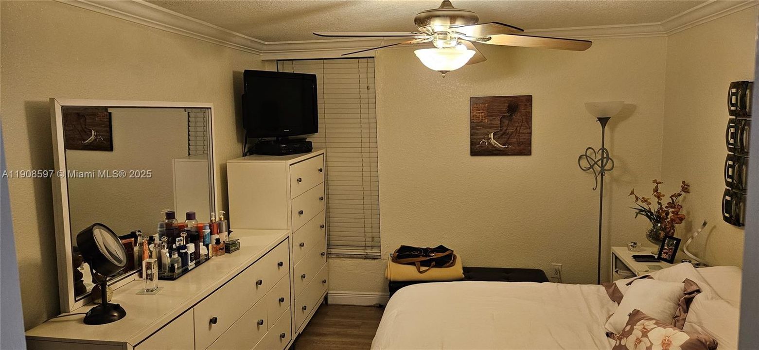 For Sale: $295,000 (2 beds, 1 baths, 900 Square Feet)