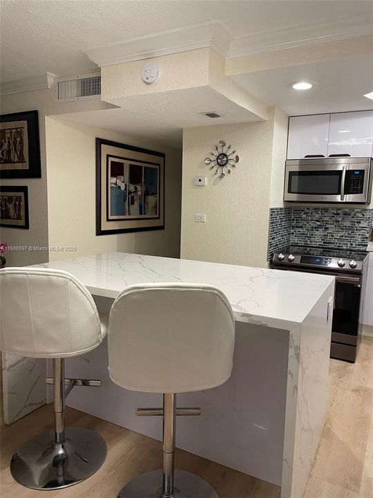 For Sale: $295,000 (2 beds, 1 baths, 900 Square Feet)