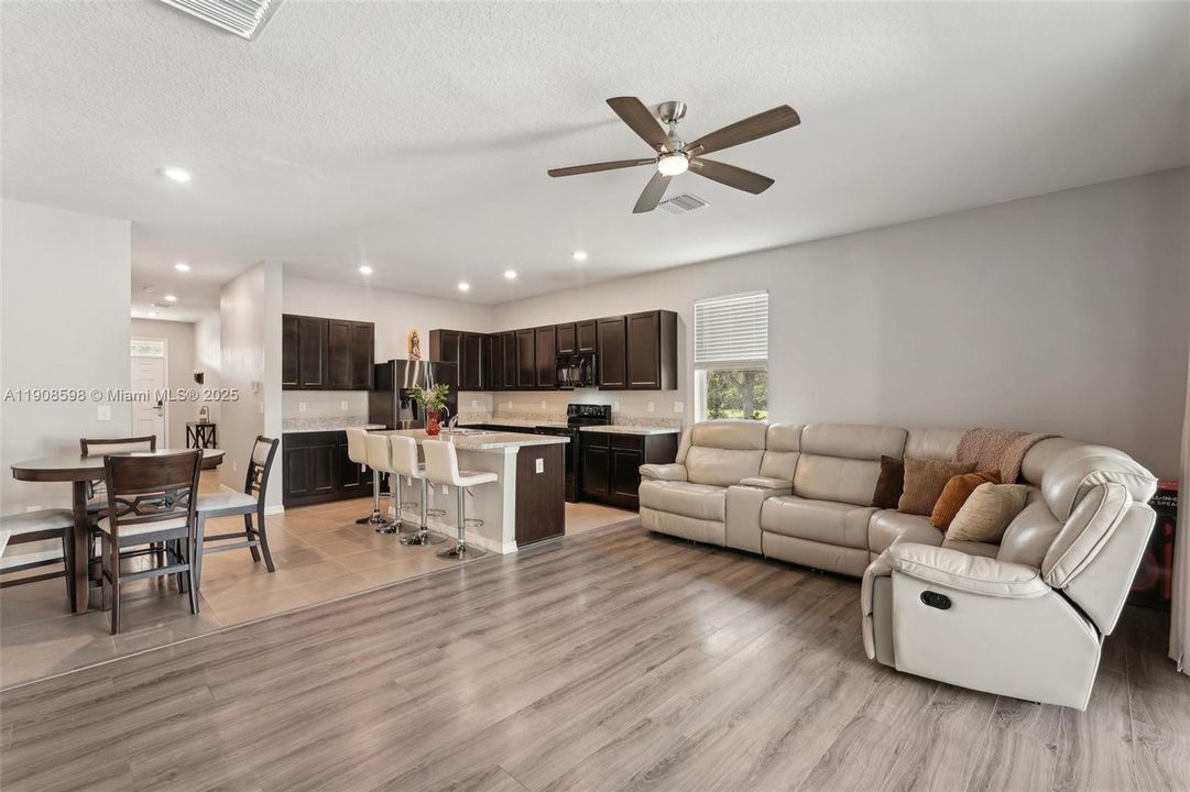 На продажу: $259,500 (3 спален, 2 ванн, 1785 Квадратных фут)