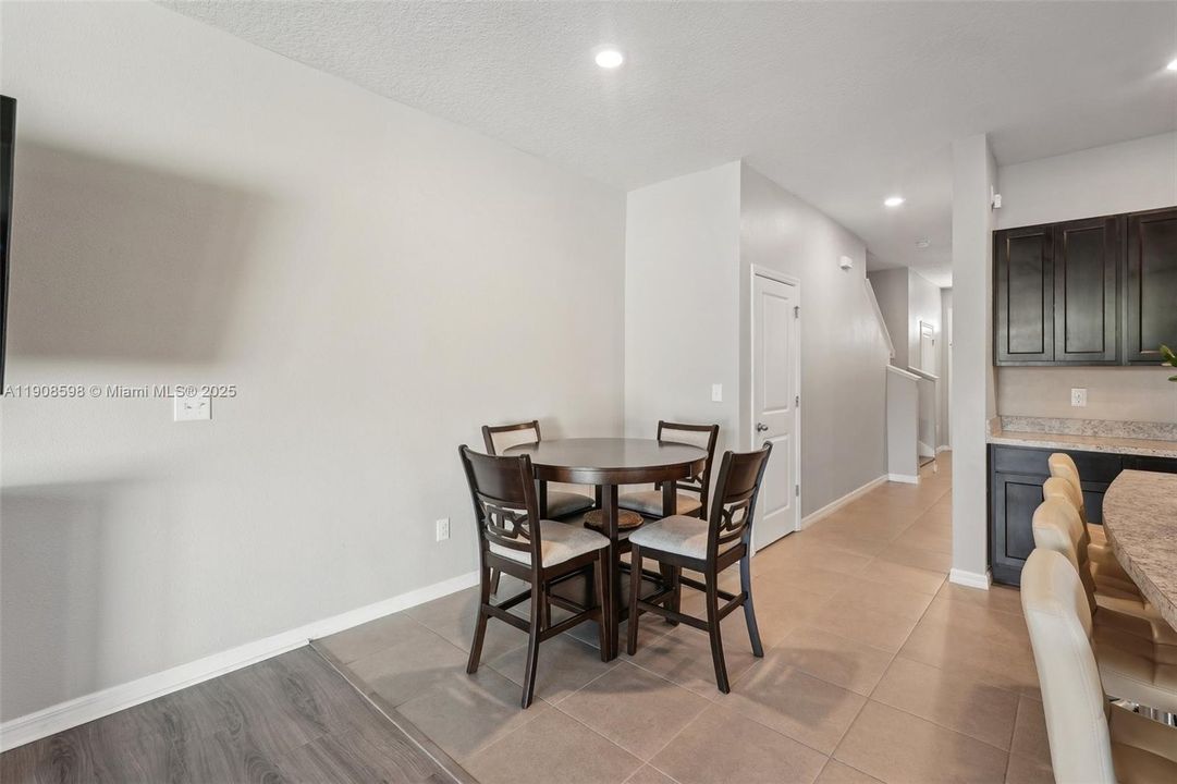 На продажу: $259,500 (3 спален, 2 ванн, 1785 Квадратных фут)