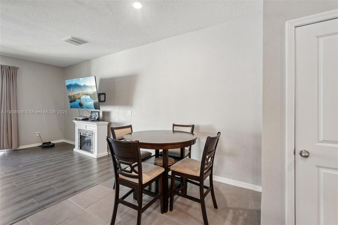 На продажу: $259,500 (3 спален, 2 ванн, 1785 Квадратных фут)