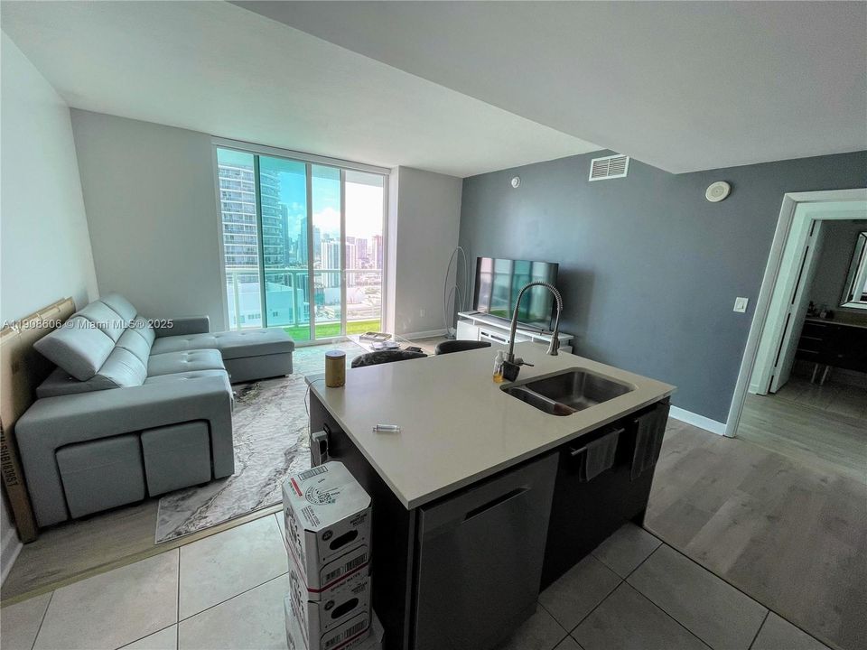 For Sale: $399,999 (1 beds, 1 baths, 780 Square Feet)