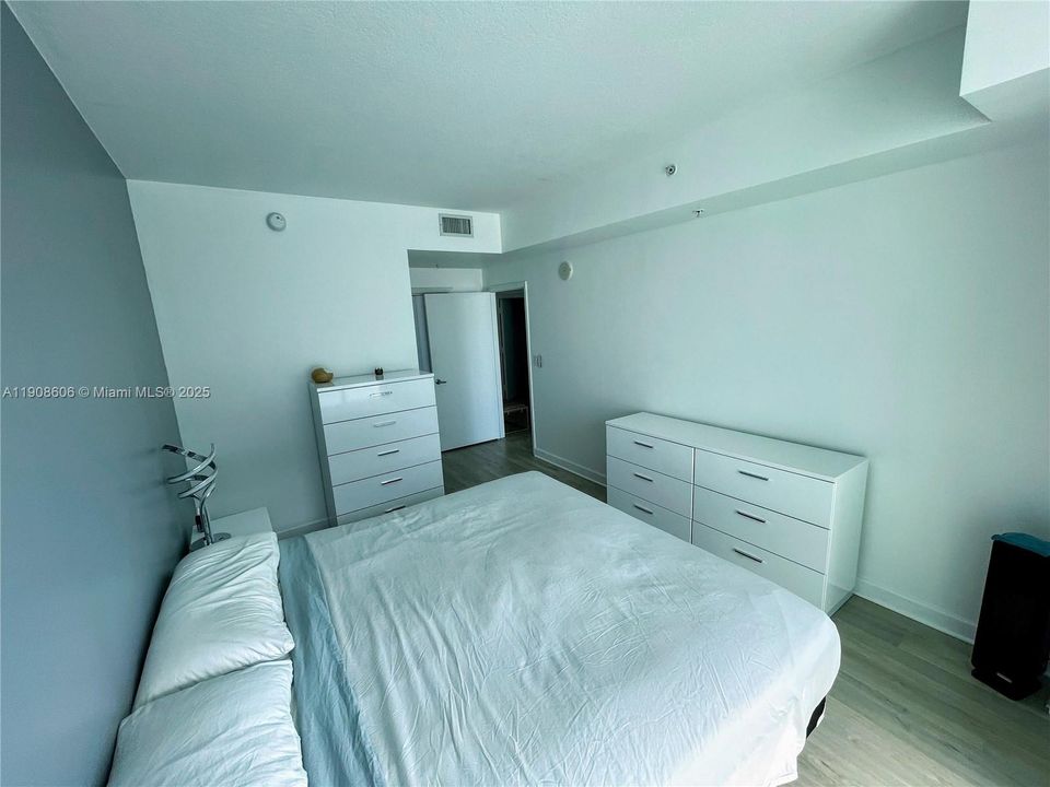 For Sale: $399,999 (1 beds, 1 baths, 780 Square Feet)