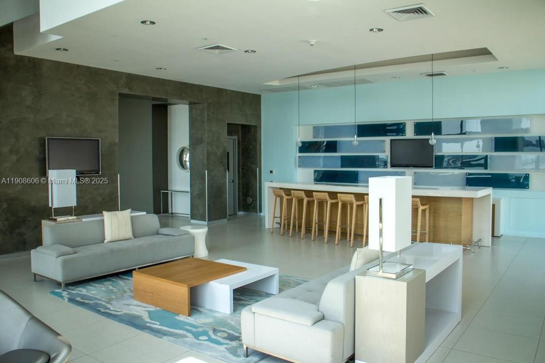 For Sale: $399,999 (1 beds, 1 baths, 780 Square Feet)