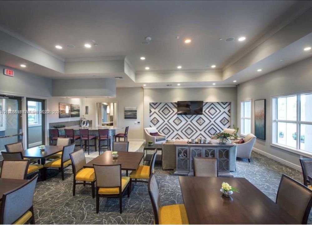 合同活跃: $3,500 (3 贝兹, 2 浴室, 1673 平方英尺)