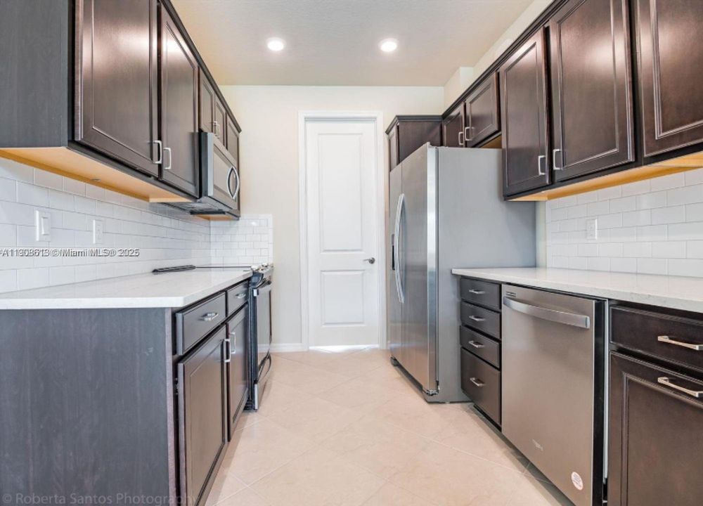 合同活跃: $3,500 (3 贝兹, 2 浴室, 1673 平方英尺)