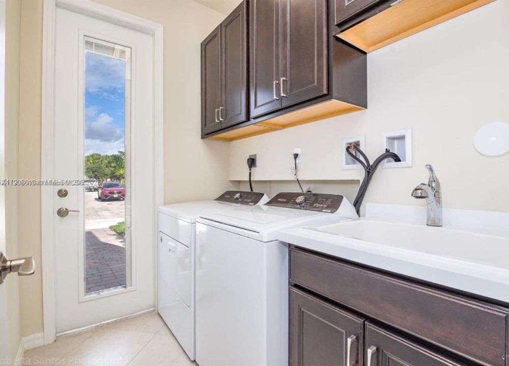 合同活跃: $3,500 (3 贝兹, 2 浴室, 1673 平方英尺)