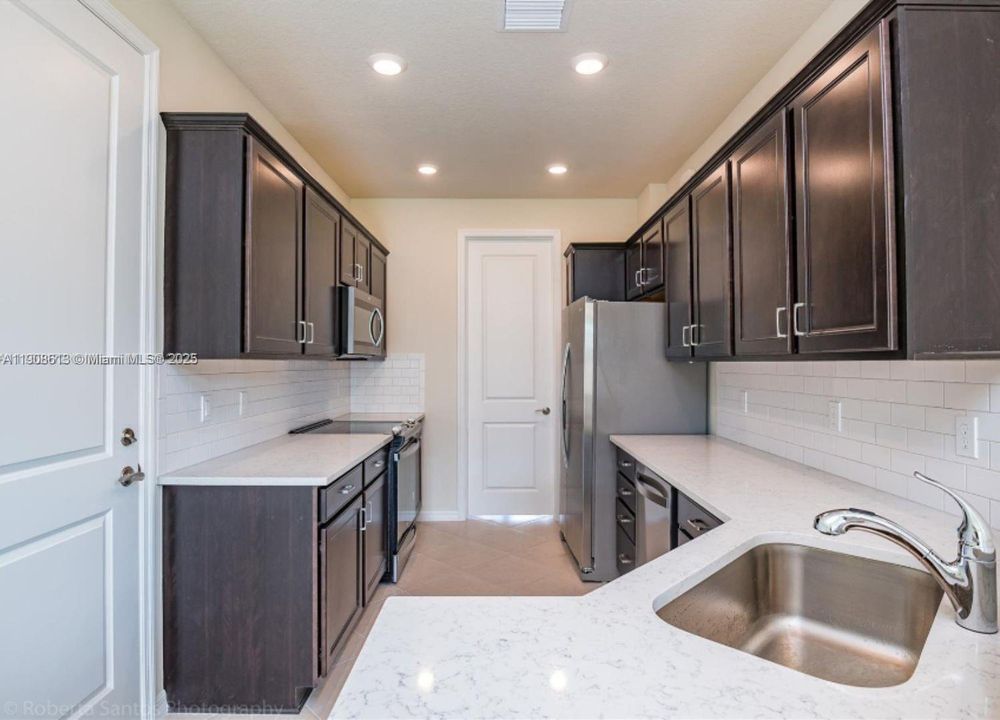 合同活跃: $3,500 (3 贝兹, 2 浴室, 1673 平方英尺)