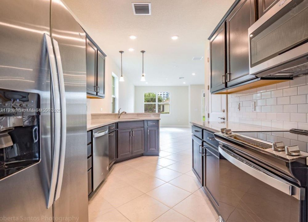 合同活跃: $3,500 (3 贝兹, 2 浴室, 1673 平方英尺)