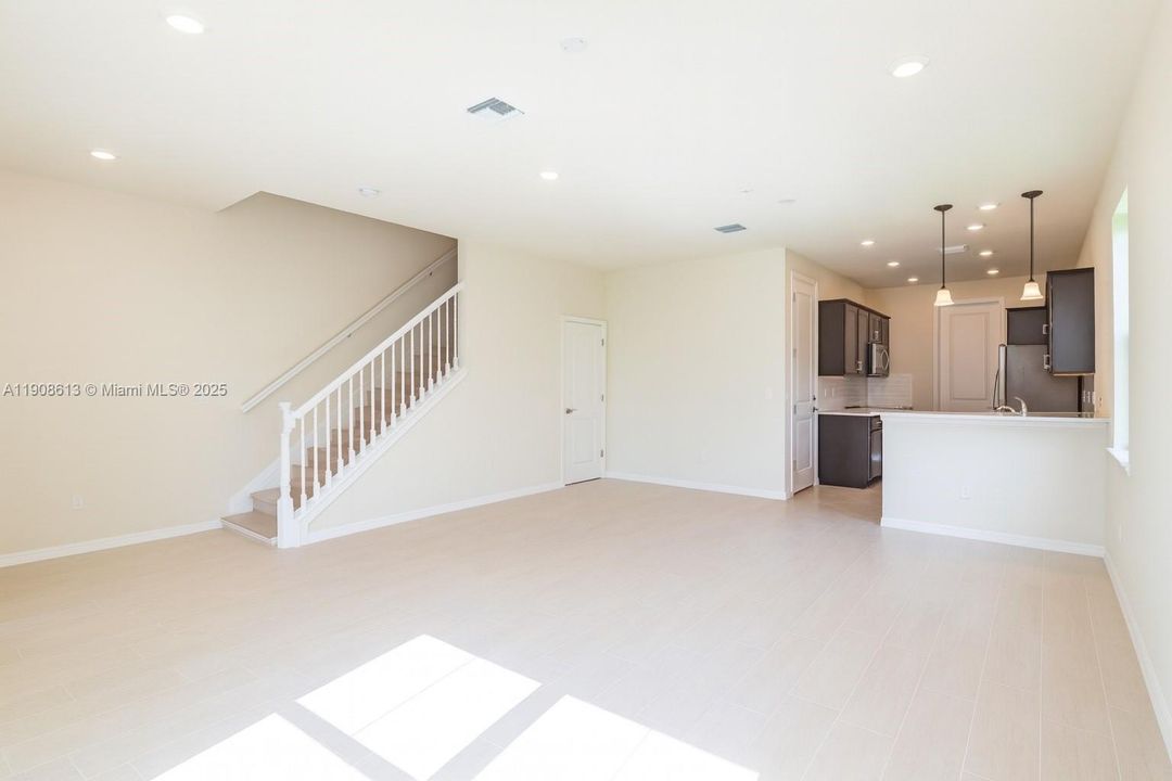 合同活跃: $3,500 (3 贝兹, 2 浴室, 1673 平方英尺)