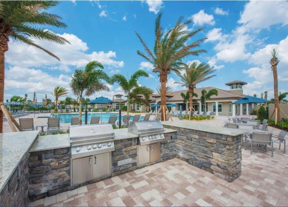 合同活跃: $3,500 (3 贝兹, 2 浴室, 1673 平方英尺)