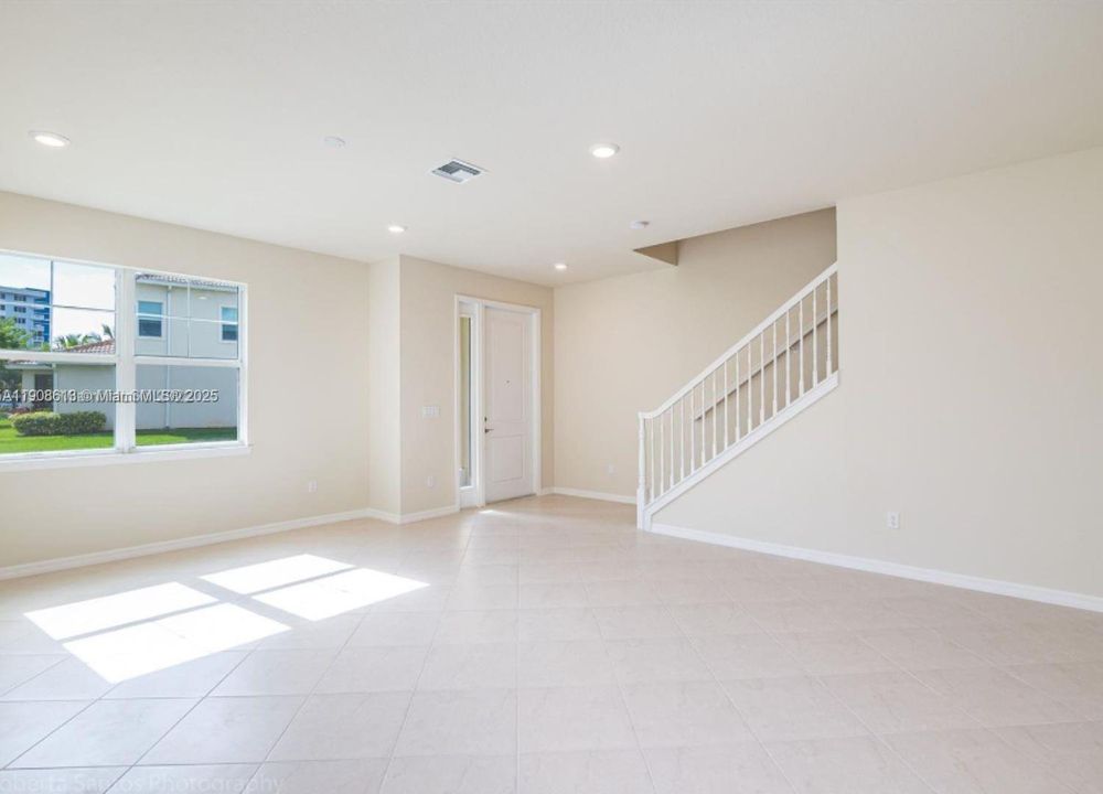 合同活跃: $3,500 (3 贝兹, 2 浴室, 1673 平方英尺)