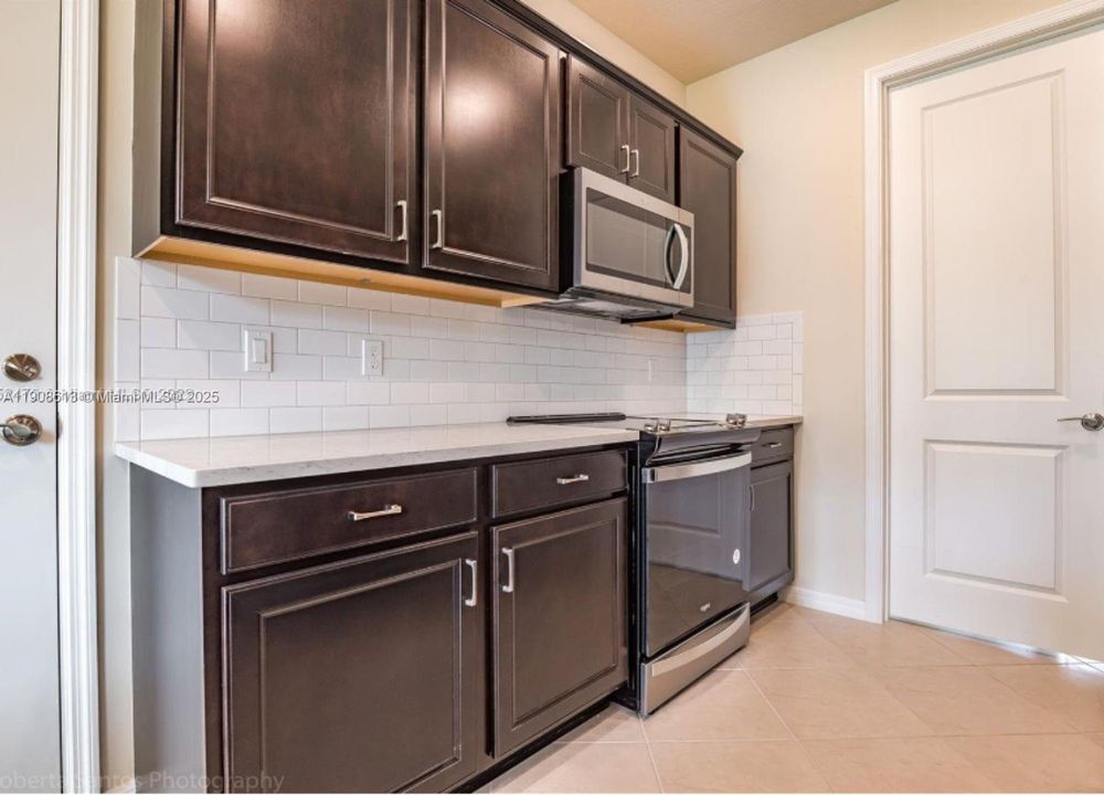 合同活跃: $3,500 (3 贝兹, 2 浴室, 1673 平方英尺)