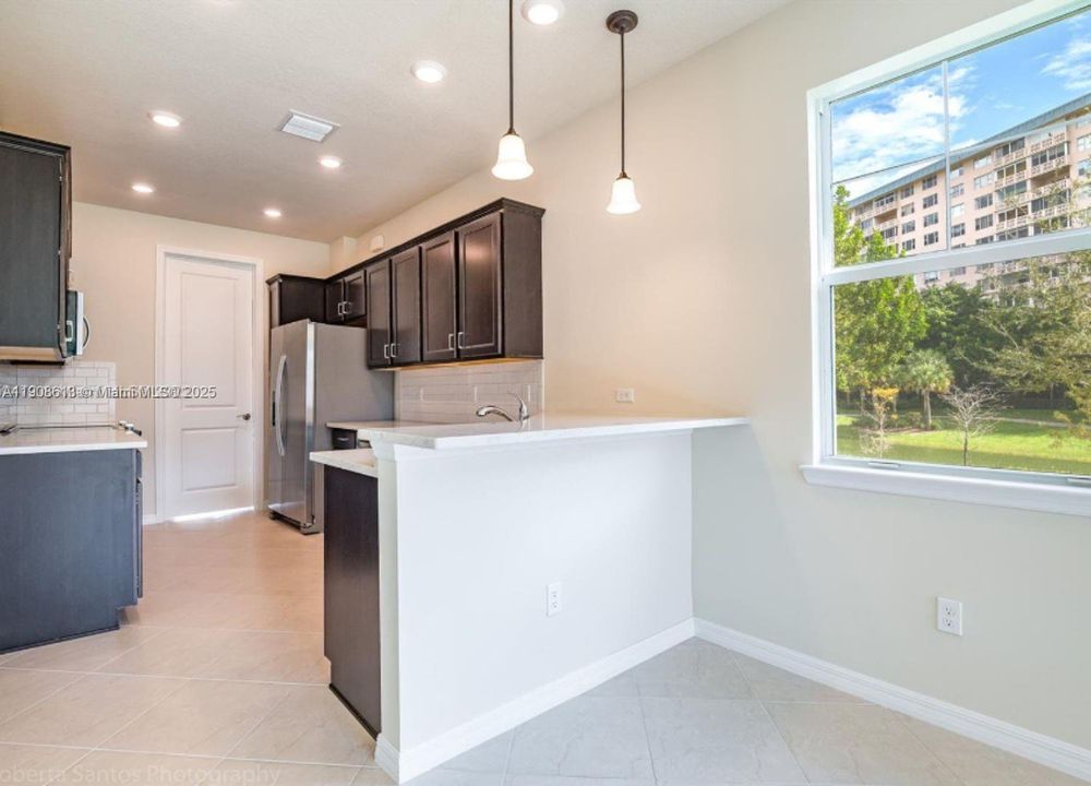 合同活跃: $3,500 (3 贝兹, 2 浴室, 1673 平方英尺)