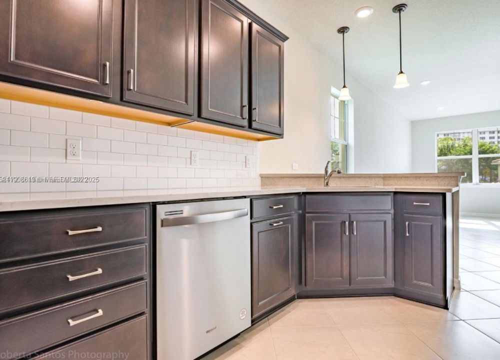 合同活跃: $3,500 (3 贝兹, 2 浴室, 1673 平方英尺)