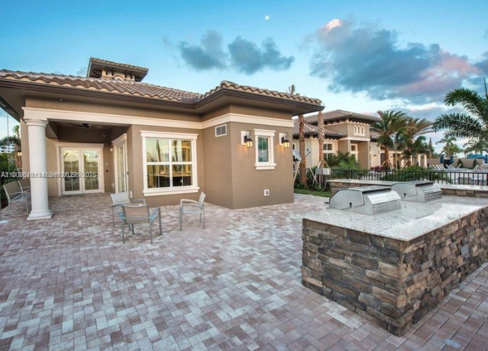 合同活跃: $3,500 (3 贝兹, 2 浴室, 1673 平方英尺)