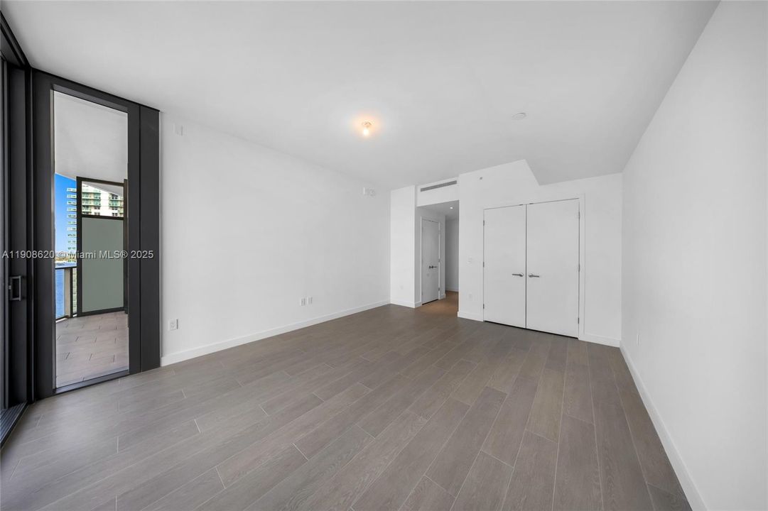 Под контрактом: $8,700 (1 спален, 1 ванн, 875 Квадратных фут)