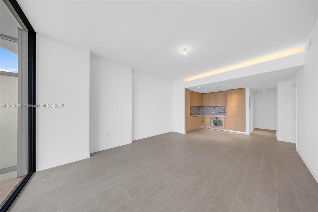 Под контрактом: $8,700 (1 спален, 1 ванн, 875 Квадратных фут)