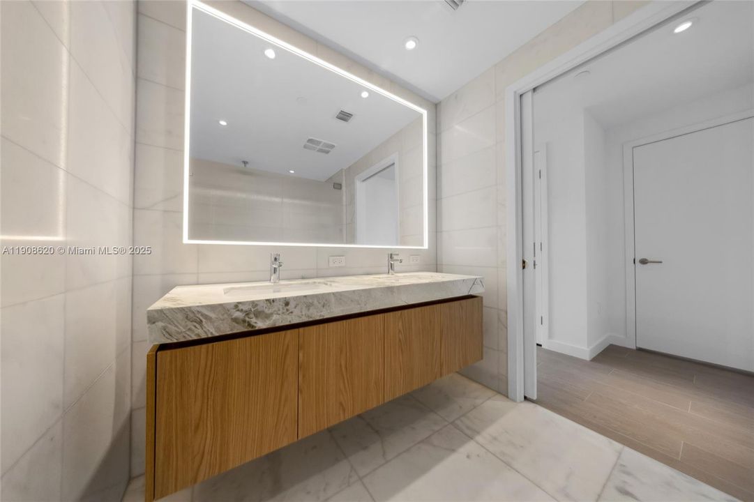 Под контрактом: $8,700 (1 спален, 1 ванн, 875 Квадратных фут)