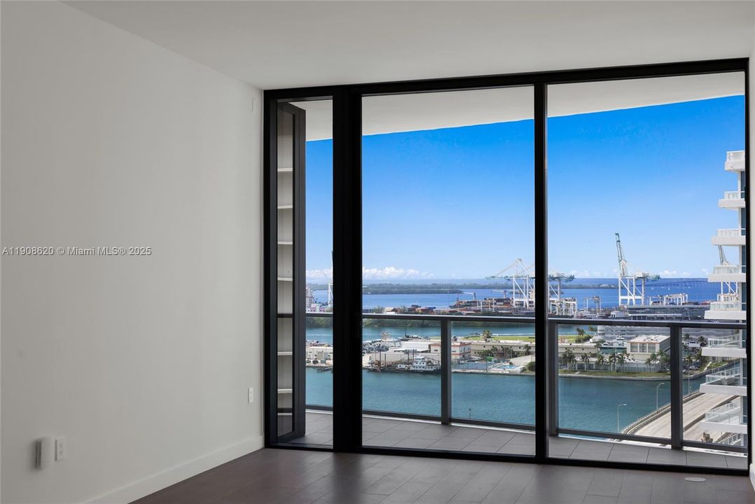 Под контрактом: $8,700 (1 спален, 1 ванн, 875 Квадратных фут)