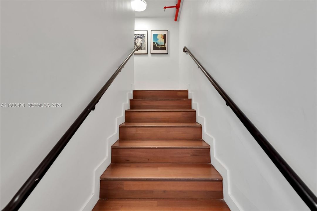 For Sale: $388,000 (1 beds, 1 baths, 647 Square Feet)