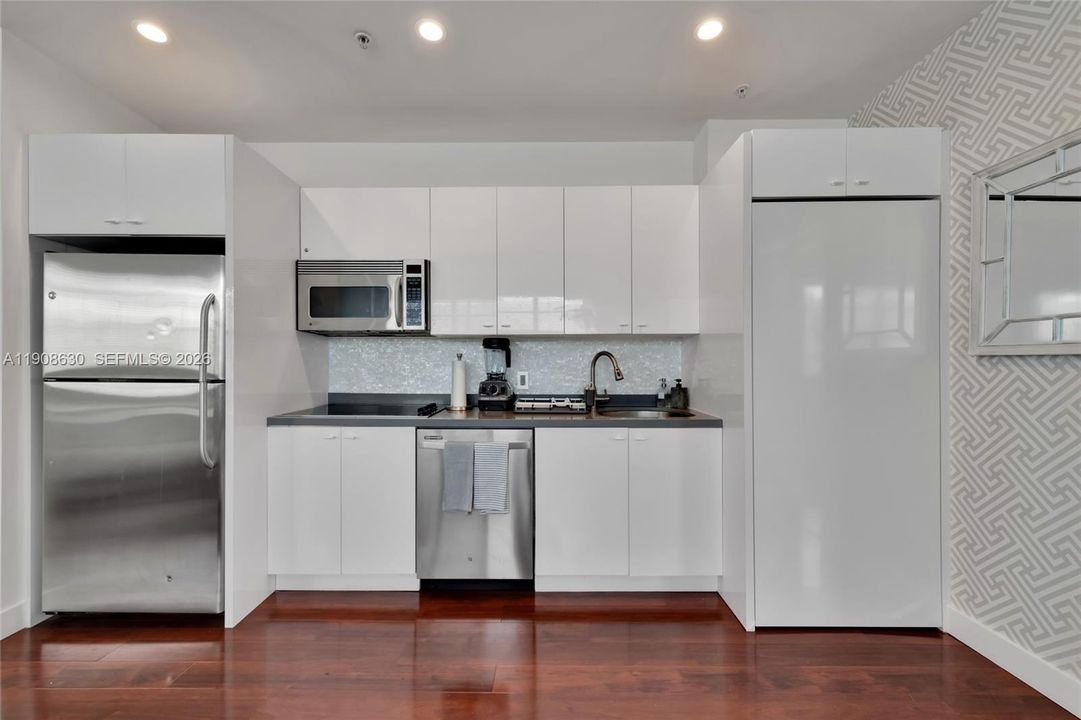 For Sale: $388,000 (1 beds, 1 baths, 647 Square Feet)