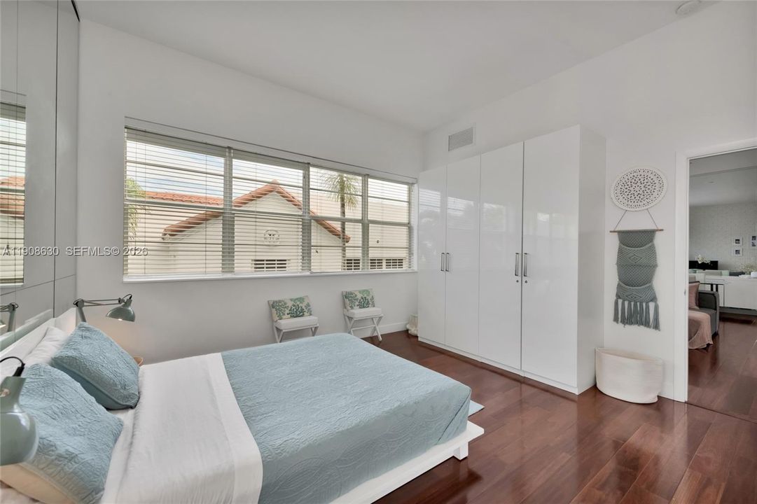 For Sale: $388,000 (1 beds, 1 baths, 647 Square Feet)