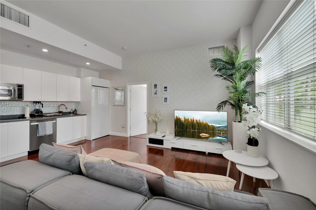 For Sale: $388,000 (1 beds, 1 baths, 647 Square Feet)