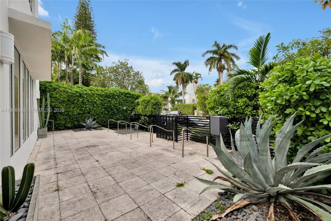 For Sale: $388,000 (1 beds, 1 baths, 647 Square Feet)