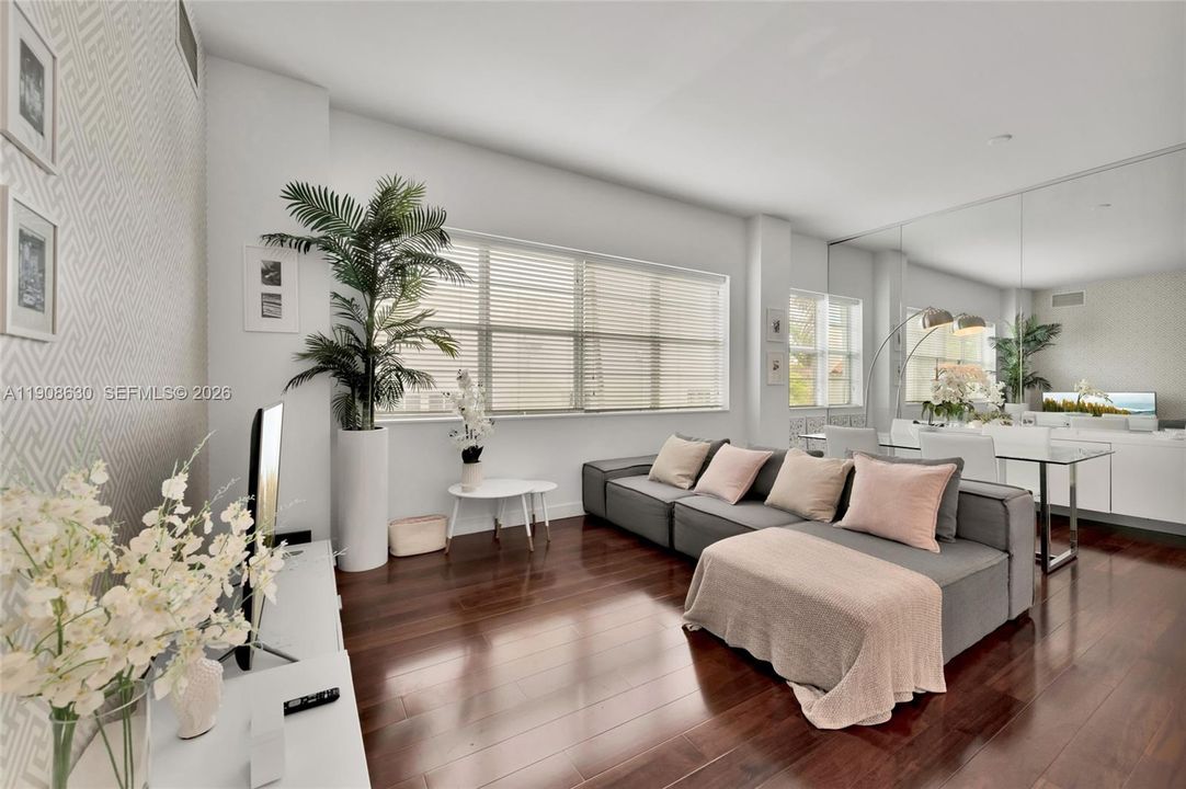 For Sale: $388,000 (1 beds, 1 baths, 647 Square Feet)