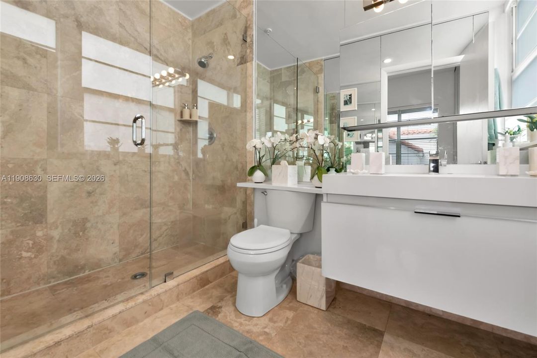 For Sale: $388,000 (1 beds, 1 baths, 647 Square Feet)