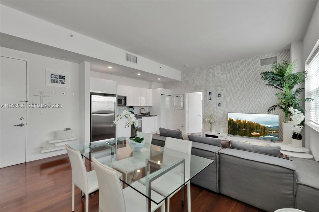 For Sale: $388,000 (1 beds, 1 baths, 647 Square Feet)