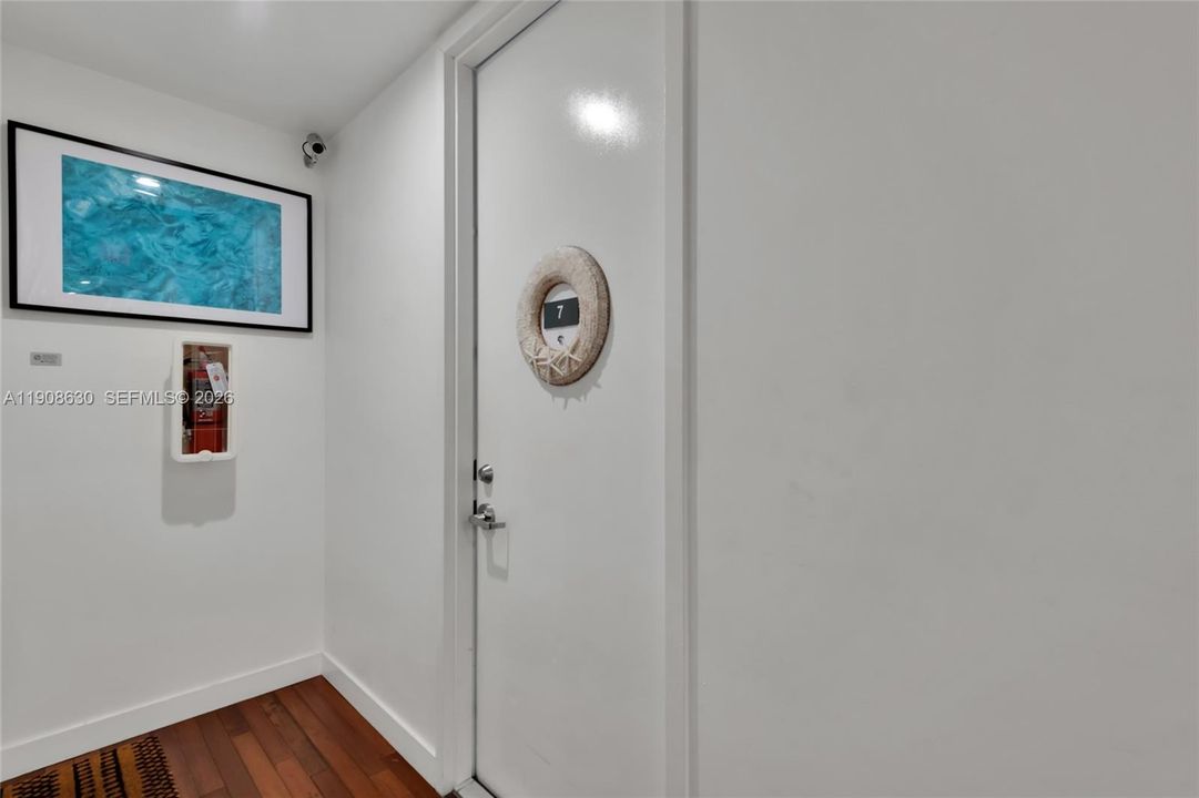 For Sale: $388,000 (1 beds, 1 baths, 647 Square Feet)