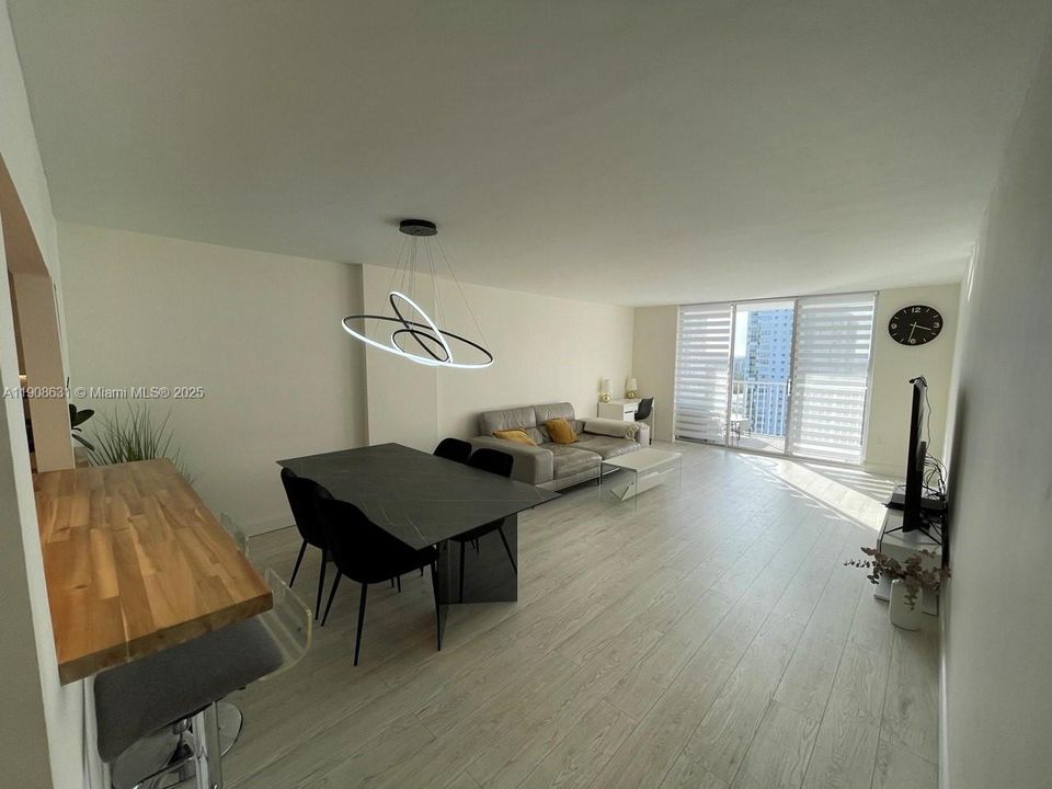 合同活跃: $229,000 (1 贝兹, 1 浴室, 1066 平方英尺)