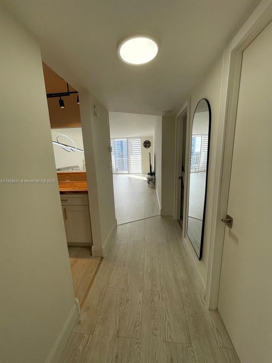 合同活跃: $229,000 (1 贝兹, 1 浴室, 1066 平方英尺)