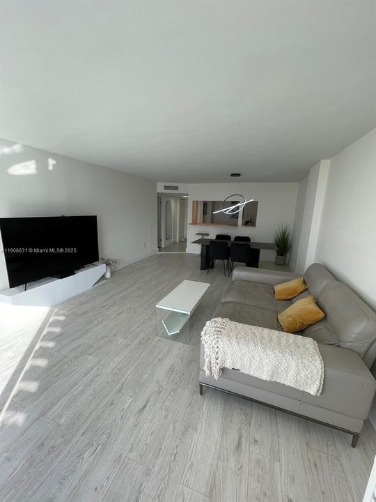 合同活跃: $229,000 (1 贝兹, 1 浴室, 1066 平方英尺)