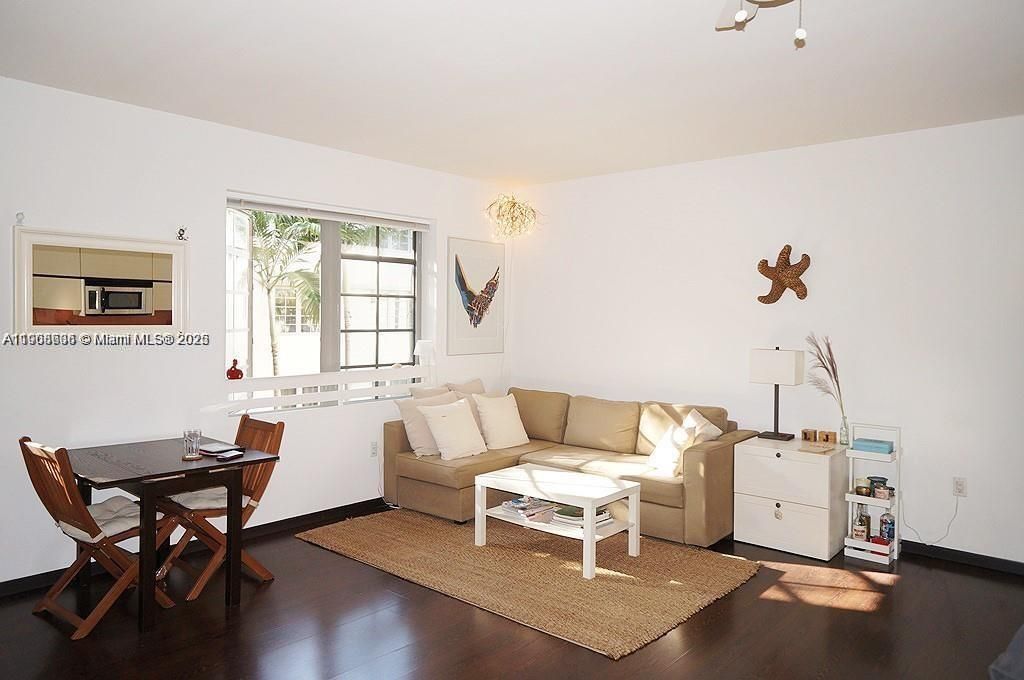 Recently Rented: $2,650 (1 beds, 1 baths, 590 Square Feet)