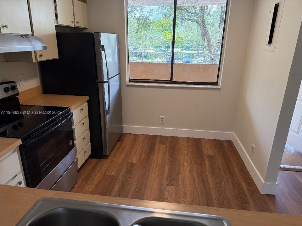 Active With Contract: $1,800 (2 beds, 2 baths, 1091 Square Feet)