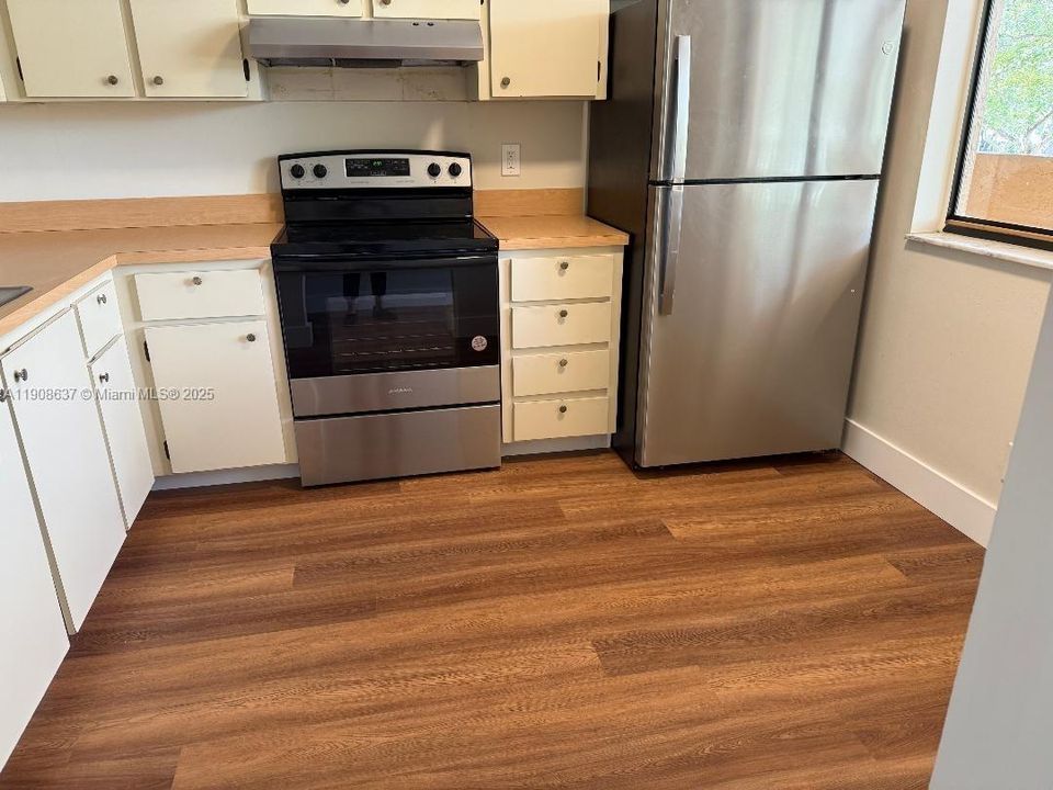 Active With Contract: $1,800 (2 beds, 2 baths, 1091 Square Feet)