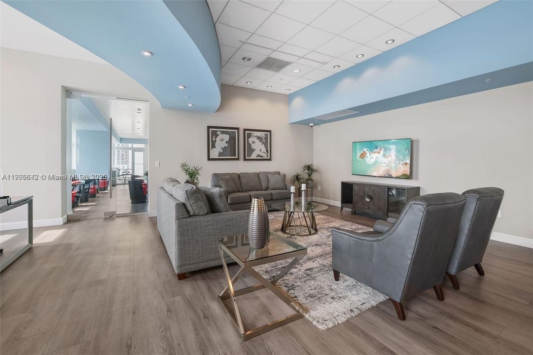 Recently Rented: $3,300 (1 beds, 1 baths, 733 Square Feet)