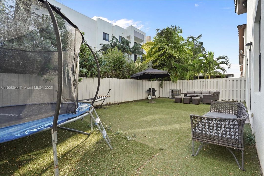 Activo con contrato: $980,000 (5 camas, 4 baños, 2992 Pies cuadrados)