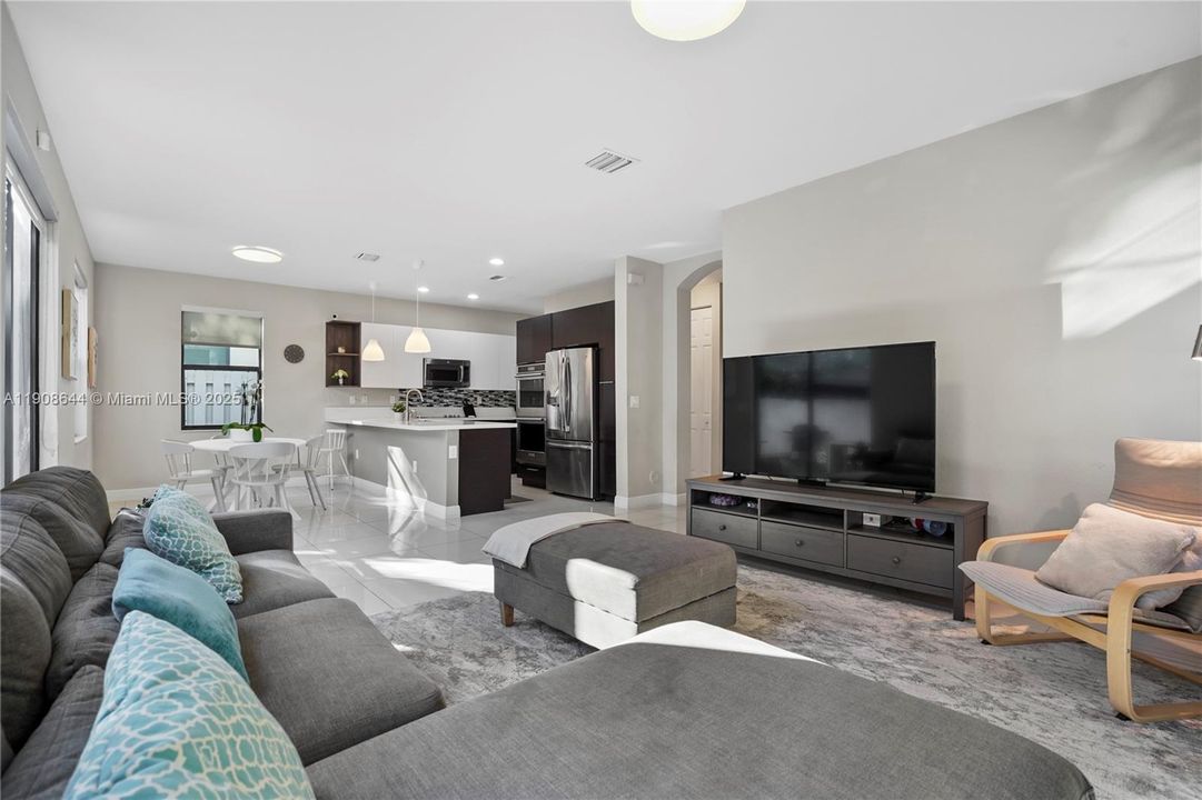 Activo con contrato: $980,000 (5 camas, 4 baños, 2992 Pies cuadrados)