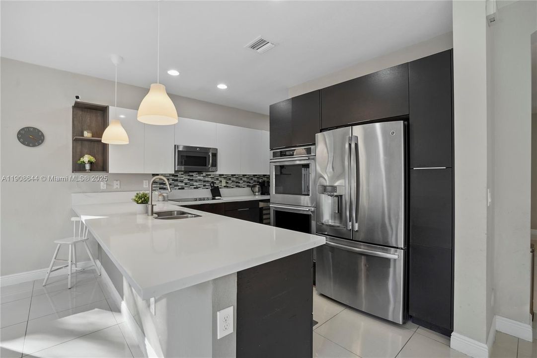 Activo con contrato: $980,000 (5 camas, 4 baños, 2992 Pies cuadrados)