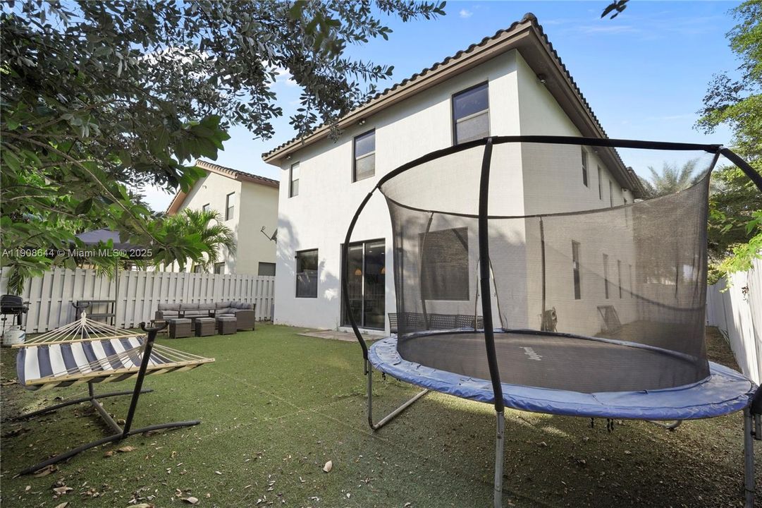 Activo con contrato: $980,000 (5 camas, 4 baños, 2992 Pies cuadrados)