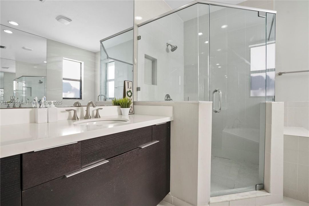 Activo con contrato: $980,000 (5 camas, 4 baños, 2992 Pies cuadrados)