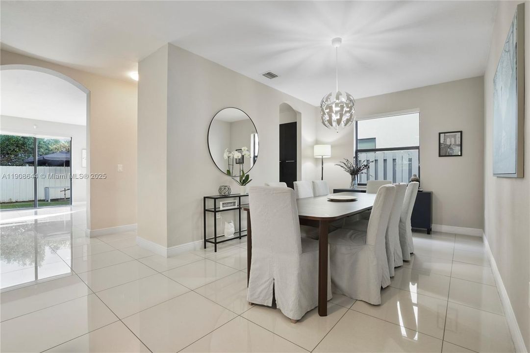 Activo con contrato: $980,000 (5 camas, 4 baños, 2992 Pies cuadrados)