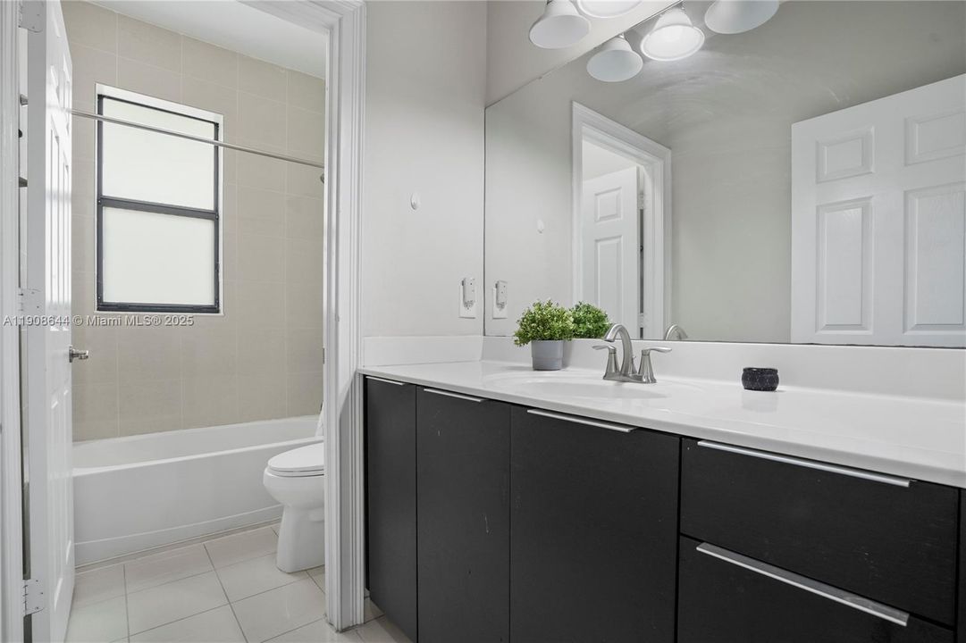 Activo con contrato: $980,000 (5 camas, 4 baños, 2992 Pies cuadrados)