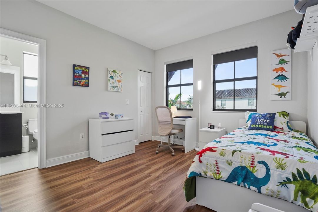 Activo con contrato: $980,000 (5 camas, 4 baños, 2992 Pies cuadrados)