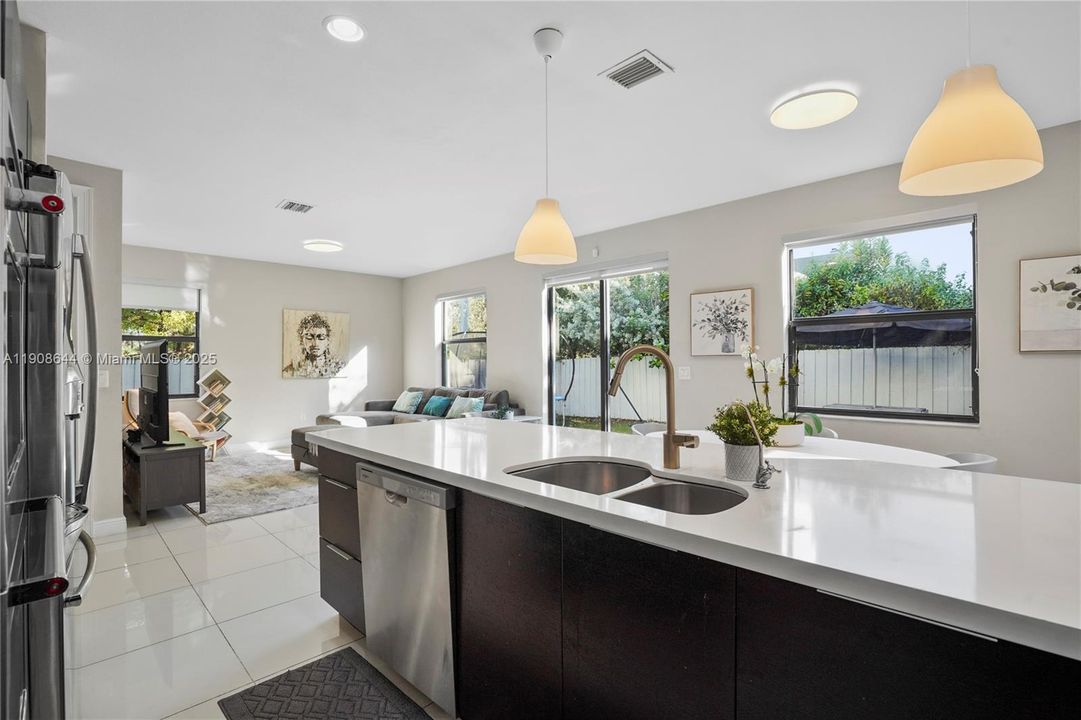 Activo con contrato: $980,000 (5 camas, 4 baños, 2992 Pies cuadrados)