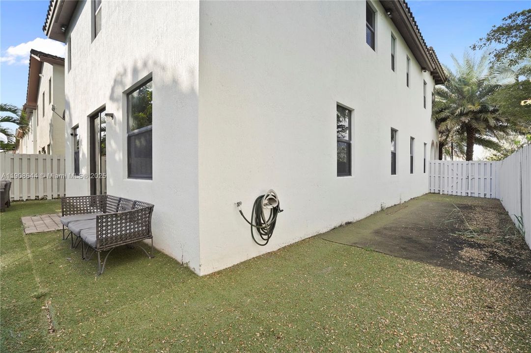 Activo con contrato: $980,000 (5 camas, 4 baños, 2992 Pies cuadrados)